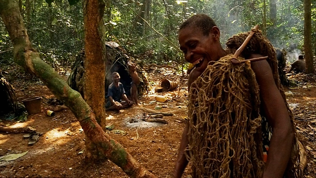 原始部落生存,丛林寻找植物昆虫虾蟹充饥,吃的都是原生态食物!