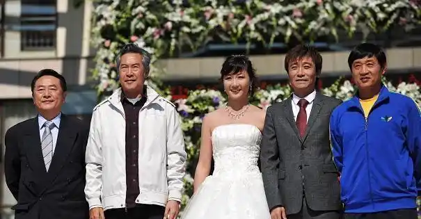 新娘范春玲是高峰的同学,东北人,也曾从事过体育运动,二人性格爱好都