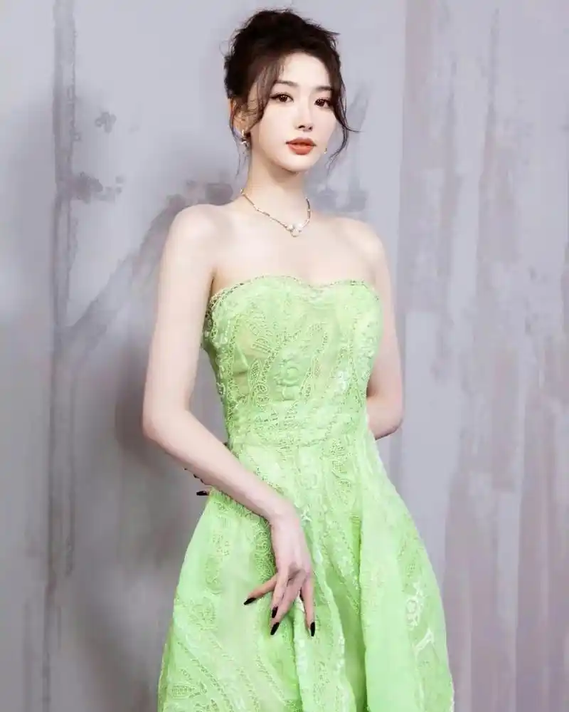 孔雪儿# 浅绿抹胸裙,甜美优雅
