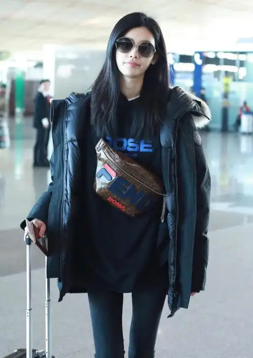 奚梦瑶机场当秀场, 一身黑色, 气场炸裂!