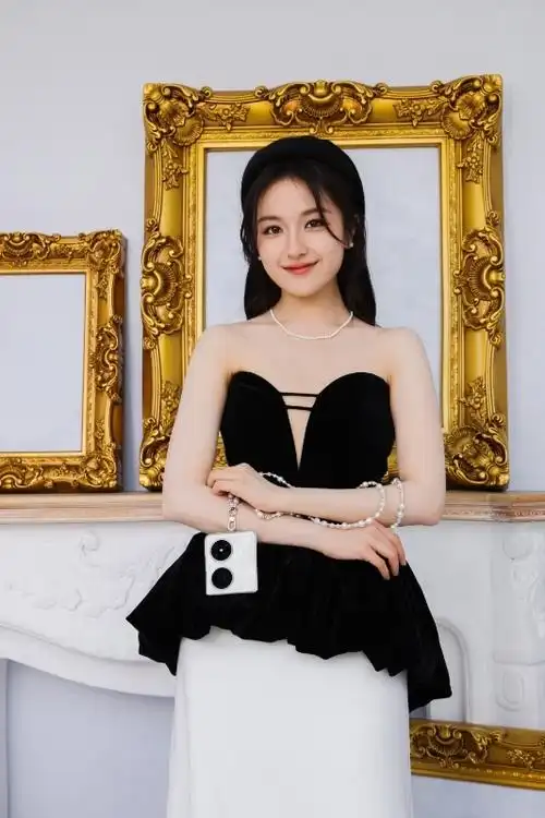 李兰迪线下活动饭拍##李兰迪黑色丝绒礼裙