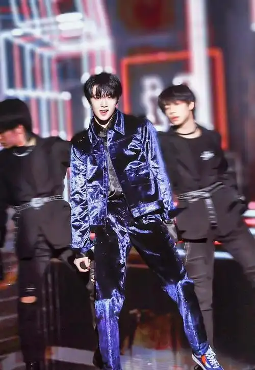 好酷!是舞台王者刘耀文没错了!在舞台上暴风成长了,弟弟未来可期!