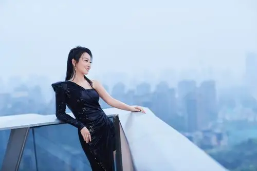 闫妮亮相丝绸之路国际电影节重返西安满载故乡情