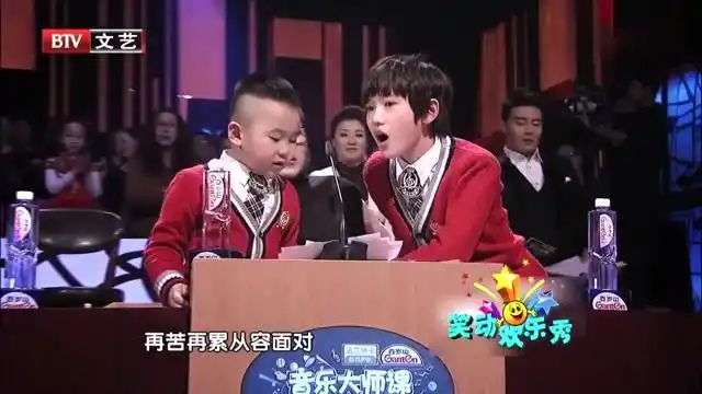 田震宋亚轩献唱《铿锵玫瑰》,低沉嗓音太好听,激励人们努力拼搏