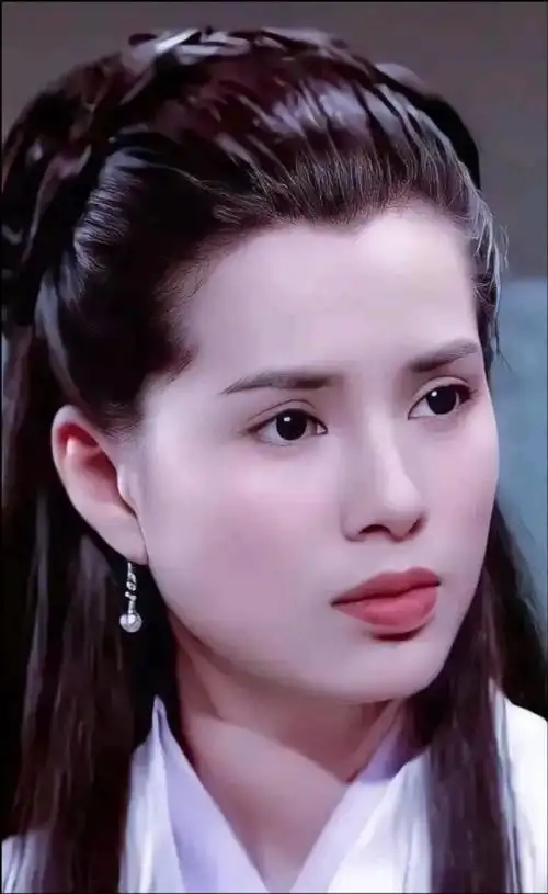 李若彤年轻时所饰演的小龙女,一袭白衣仙气飘飘,清冷出尘,说是惊艳了