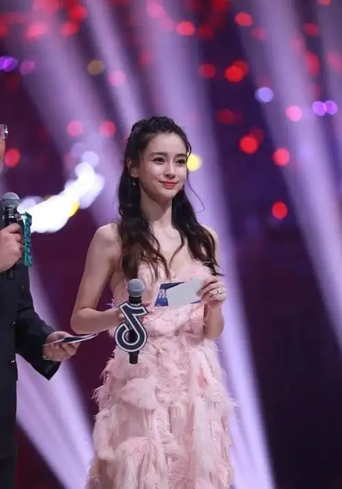 杨颖的身材只剩骨感抹胸裙简约温柔为显胖配点羽毛更耐看