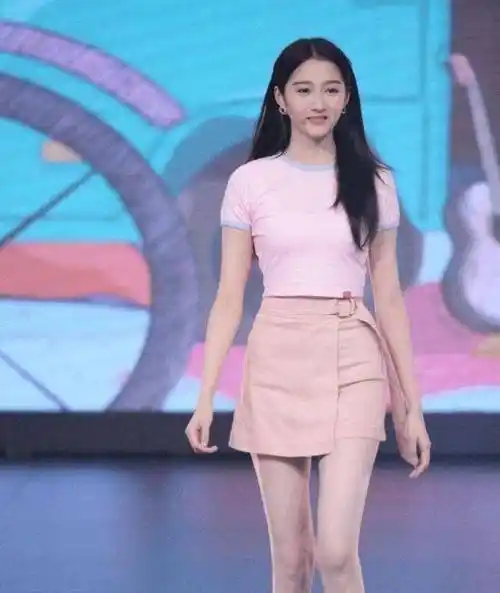 原创172的华晨宇遇上173的关晓彤,暴露真实身高_个子_演出_女明星