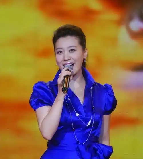 1977年9月,谭晶诞生于山西省侯马市一个普通的工人家庭.