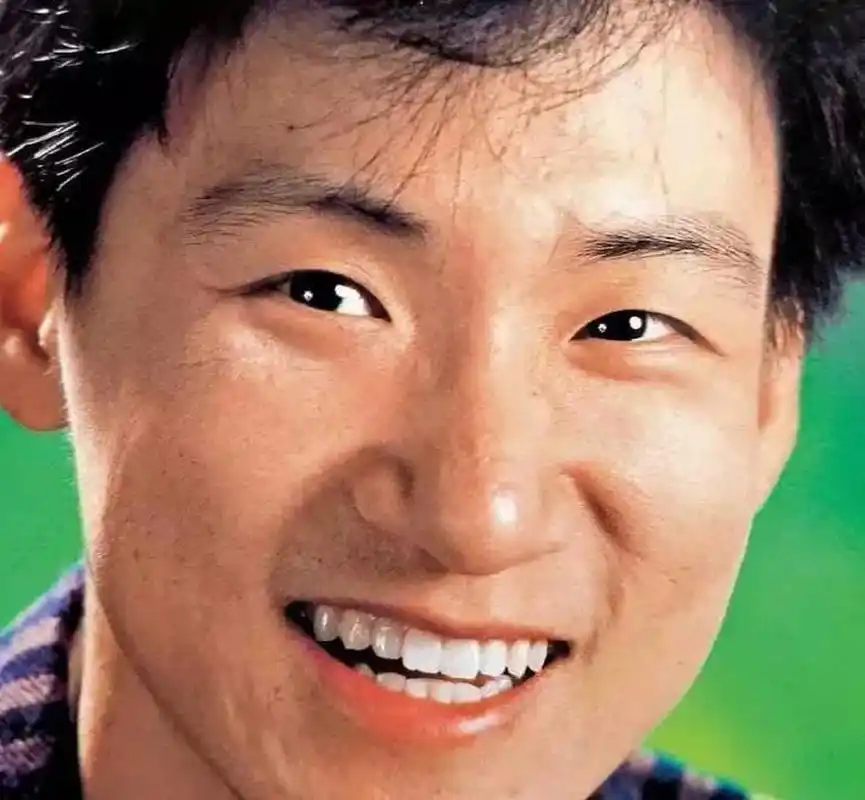 张学友是香港娱乐圈中备受喜爱的歌手之一,他年轻时的稚气和单眼皮让