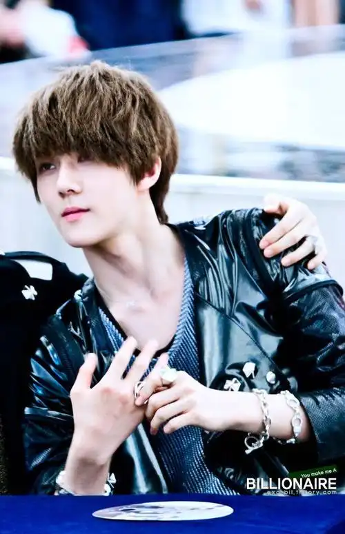 求一下吴世勋刚刚出道时候的图