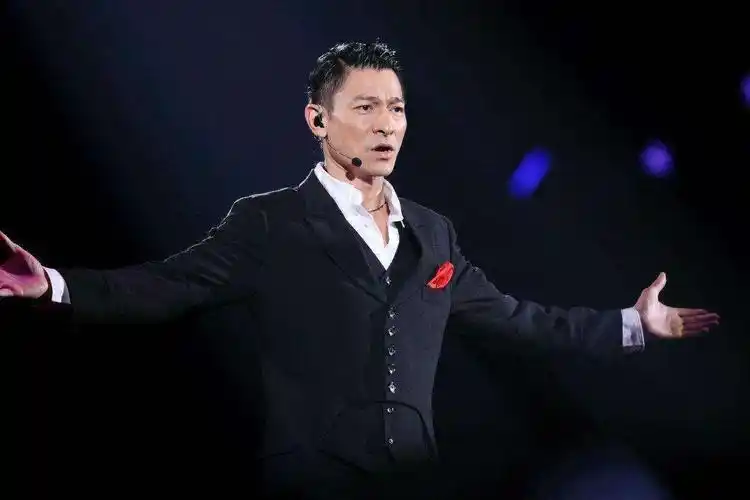 刘德华发型又酷又帅,蓬松又整齐更有男人味,喜欢油头的男生试试