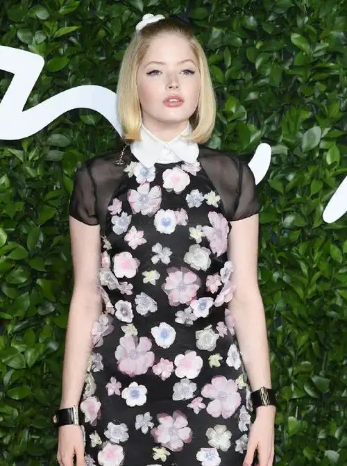 1 / 6 艾丽·巴姆博(ellie bamber),1997年2月2日出生于英国萨里,演员