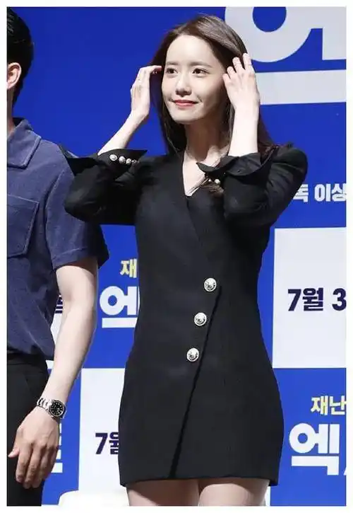 林允儿穿这身太合适了,黑色西装裙搭细高跟,把高瘦美穿了出来!