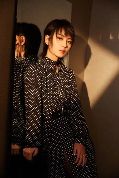 帅气短发美女周笔畅纽约时装周s曲线风情诱惑写真集