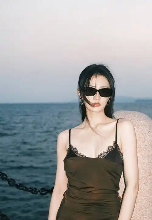 徐璐海边文艺范大片黑色吊带上装秀好身材