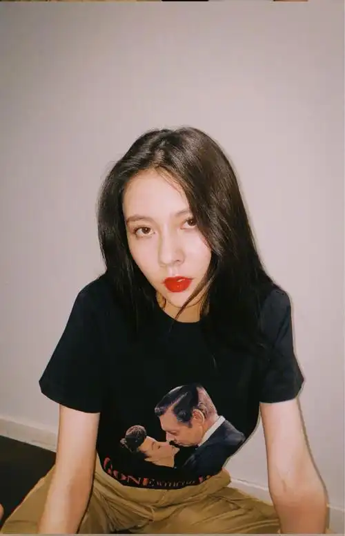 宋妍霏真节俭,在家穿475的毛衣裙,素颜的真实模样差点认不出