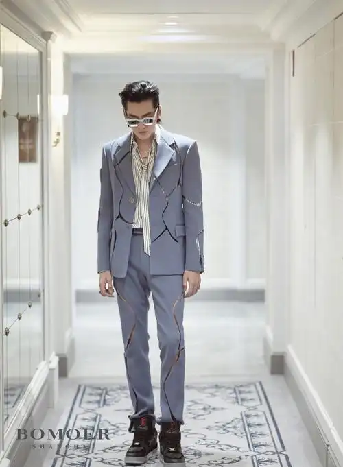 吴亦凡身穿lv 2020秋冬男装系列秀款镂空纹路西装造型,助阵lv 2020