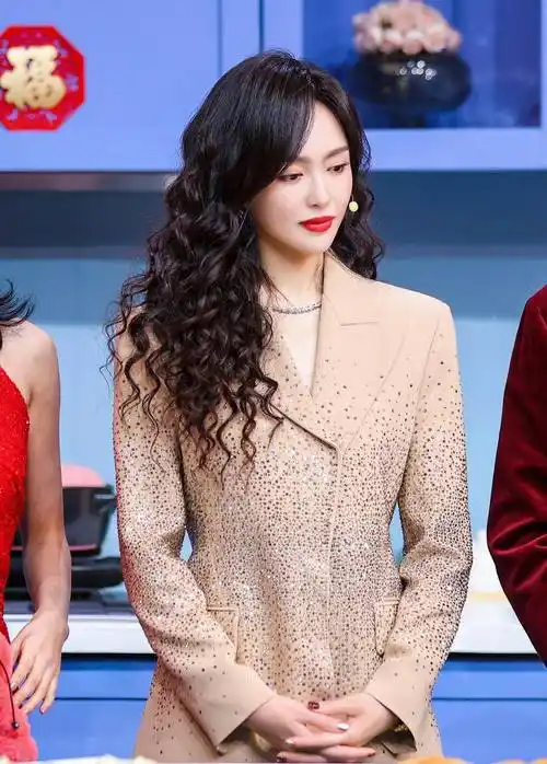 被40岁唐嫣的西装穿搭惊艳到发烫卷衣服色彩不杂优雅又贵气