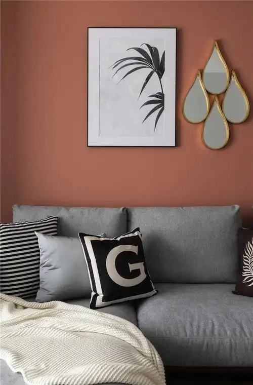 客厅空间最大的亮点 莫过于沙发背景墙刷的豆沙红乳胶漆 高级的色彩更