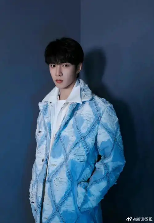 刘耀文秋日两宫格随拍