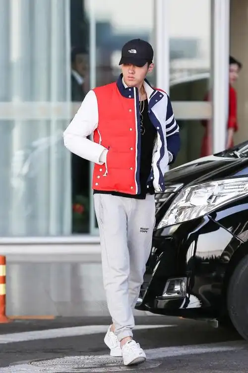 吴亦凡穿搭分享,白色运动鞋帅气十足,满满的少年感!