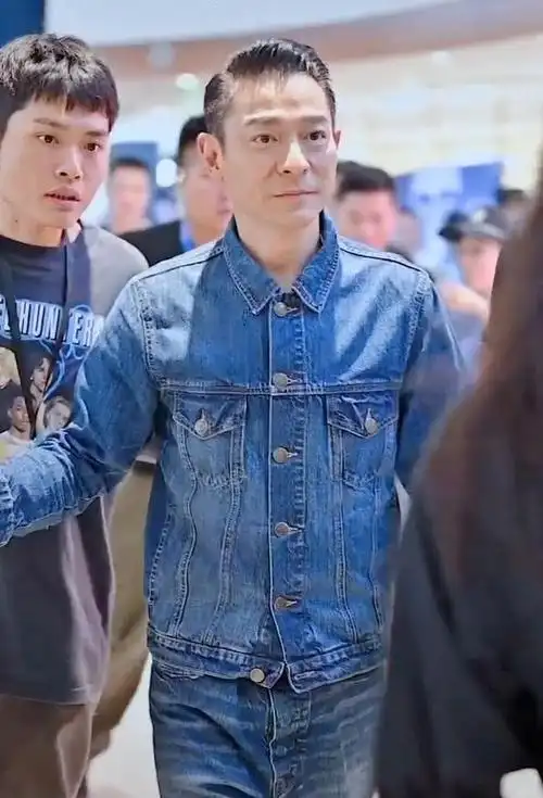 62岁刘德华告诉你发型一丝不苟裤子短一截到老也不油腻