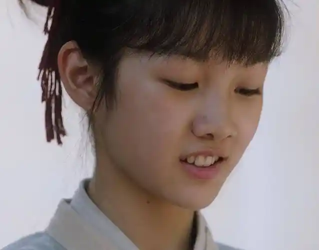 演过《娘道》,如今客串《玉面桃花》,李亚真才14岁但演得很好_芍药