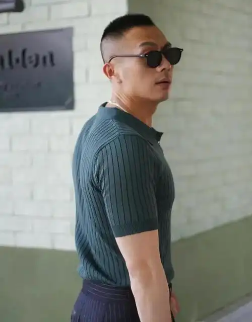 50岁左右的男人,尽量不要梳油头,烫卷发,其实这3款发型更减龄