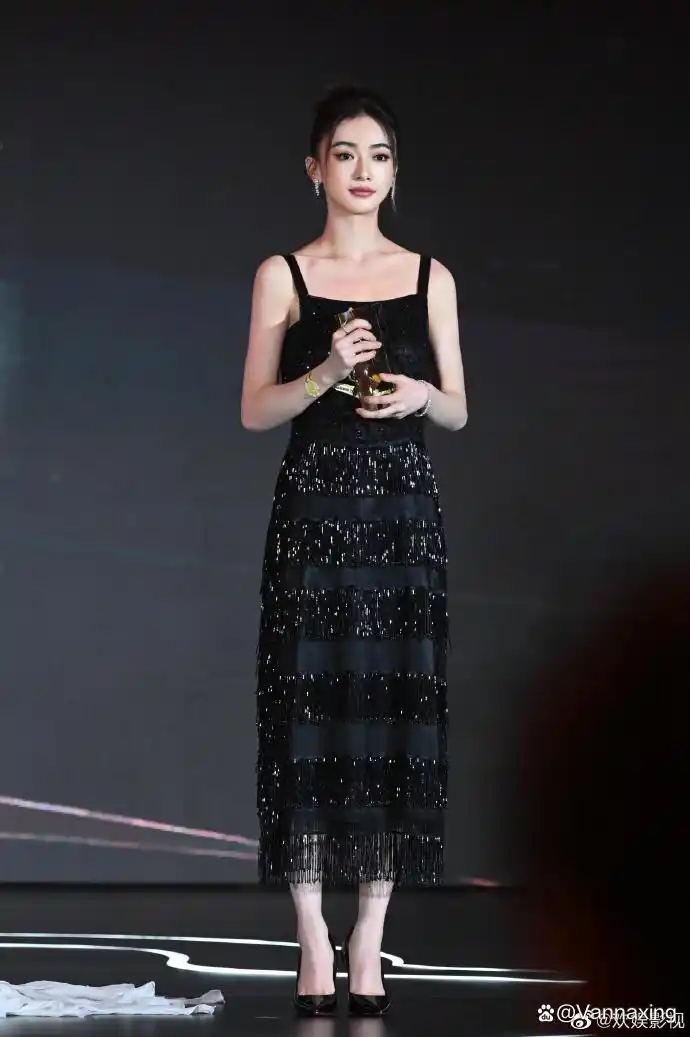 吴谨言身穿礼服,尽显优雅气质