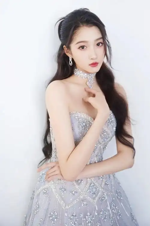 关晓彤今年时尚资源真的是开挂了,让我们见到了百遍晓彤:香槟仙女金箔