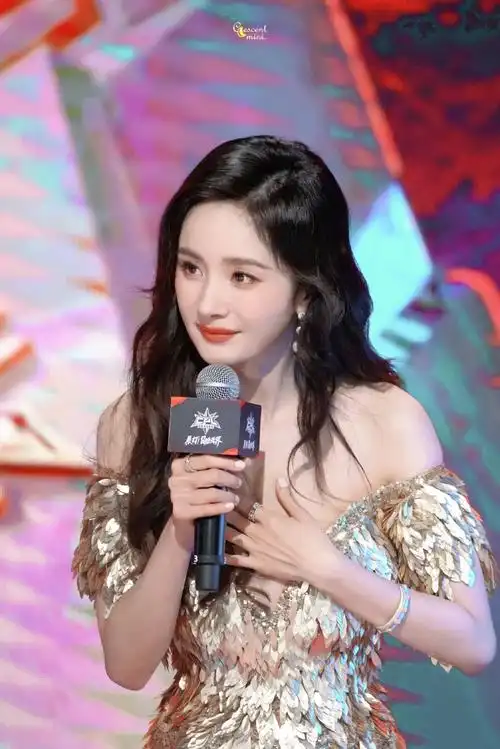 带点可爱的人间富贵花96@杨幂#杨幂晶核品牌代言人#|#今日星拍放送