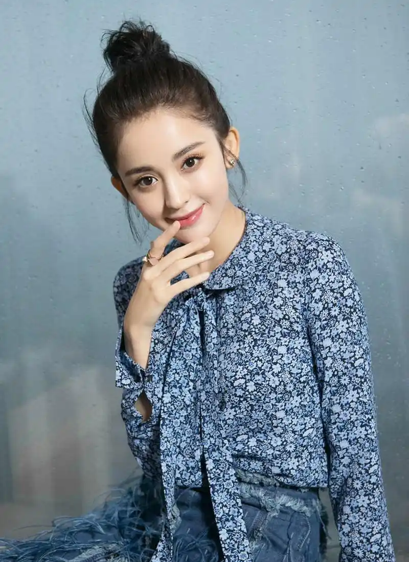 古力娜扎短裙写真五官精致颜值高