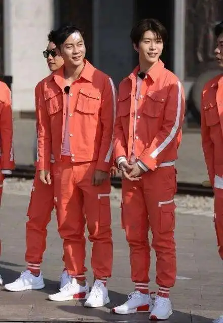 李晨身高178厘米,而和范丞丞站在一起,穿的鞋子也一样,但李晨看起来和