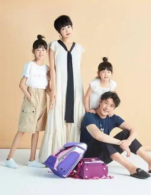 陆毅晒全家福两个女儿傻傻分不清一家人看起来更像兄妹