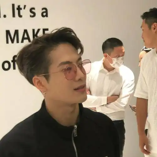 啧啧啧,王嘉尔这优越的后脑勺我再次沦陷了_王嘉尔_影视_明星娱乐资讯