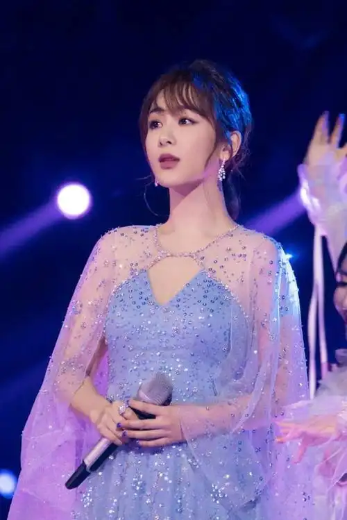 杨紫造型像春晚主持?她把自己p在了春晚上,自黑是和杨幂学的?