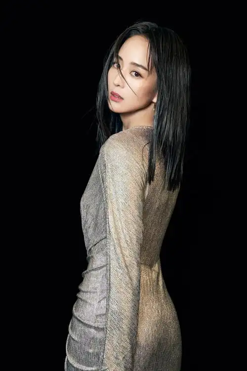 张钧甯金色v领礼服复古时髦凸显高级质感