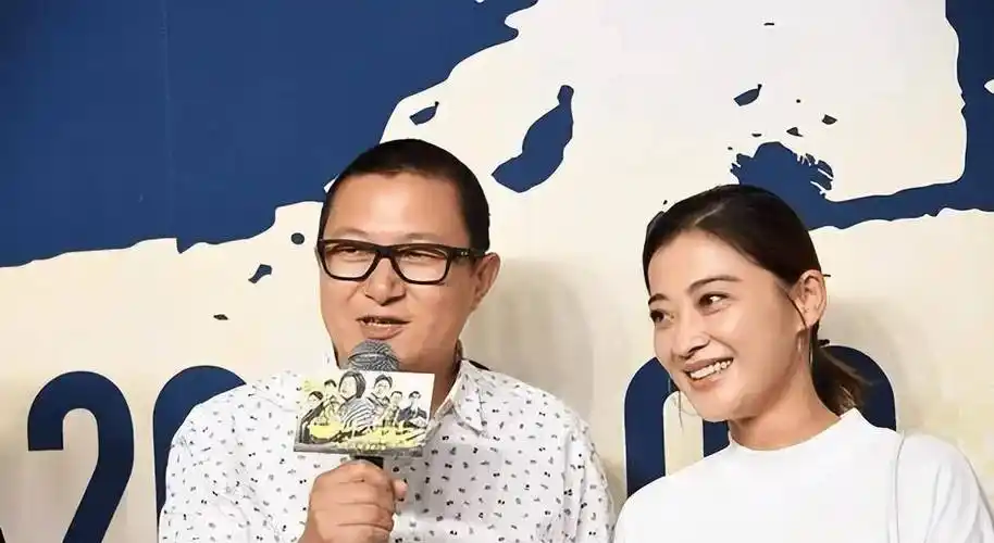 梅婷女儿参加钢琴赛,别人打扮像公主,只有她放松的像在自家客厅_曾剑