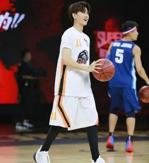 任嘉伦打篮球图片曝光,笑容成加分点,不愧为运动健将_邓伦_技能_好友