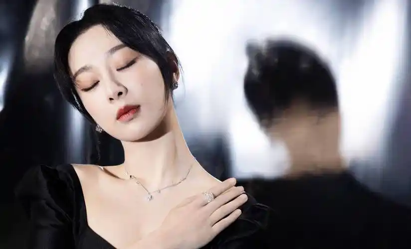 杨紫微博之夜"黑客"造型惊艳,大家都穿着黑色连衣裙瞬间点亮舞台_时尚