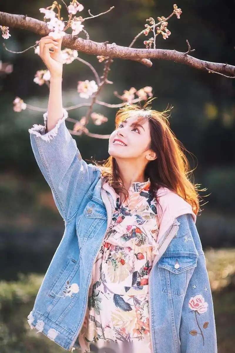 麦迪娜是真的美啊~当时看还珠的时候就觉得真心很美,侧脸看还有一丢丢