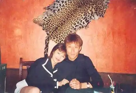 而且女的都甘愿为他未婚生子),于是高峰过上了"北京那英,沈阳王纳文"