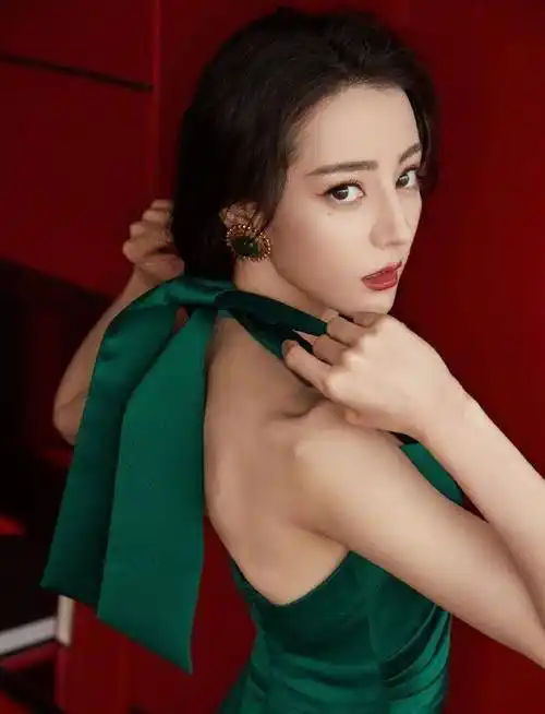 原创原创29岁迪丽热巴身着墨绿色长裙出席活动雪白肌肤如羊脂腰细得