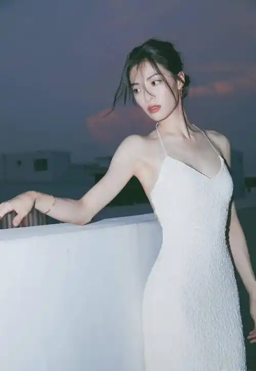 钟楚曦顶楼写真,白色吊带长裙法式慵懒盘发,气质清新脱俗_氛围_姐姐