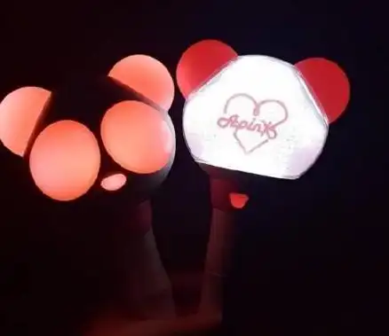 izone的应援棒(马蹄棒)应该算得上是大家闺秀了,非常秀气,跟成员们的