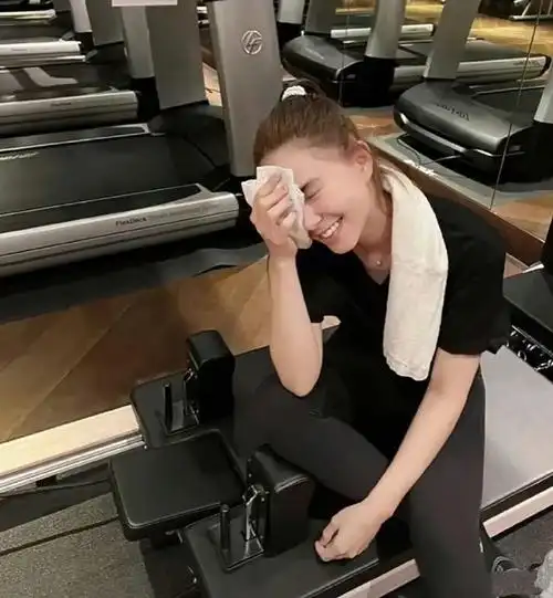 昆凌素颜练习普拉提