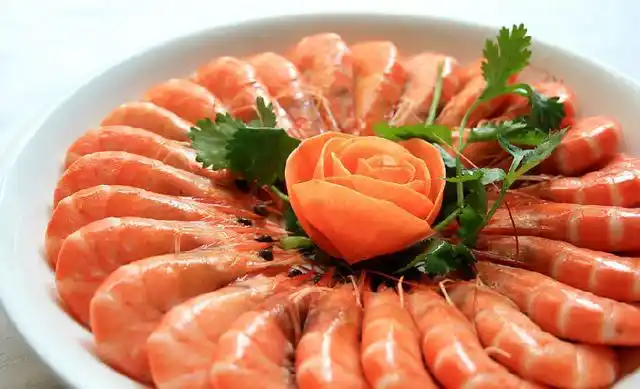 妈妈图便宜买10斤大虾,这样保存起来能吃到年,一个方法越放越鲜