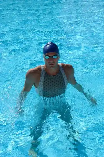 西方人,一个人,运动员,体育馆,游泳池,站,竖图,俯视,室外,白天,泳装