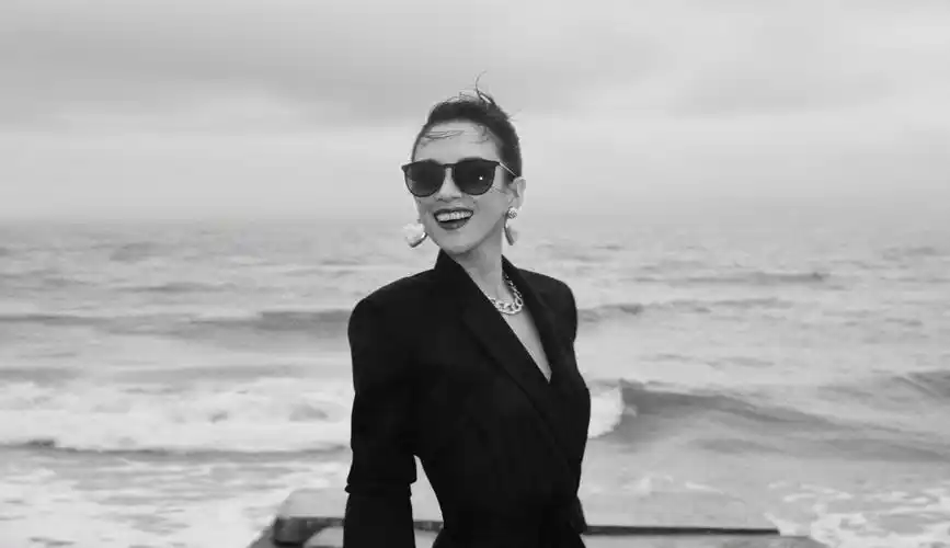 章子怡海边黑白光影大片曝光 深v黑西装成熟性感