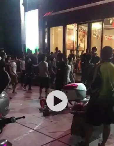 警情通报:藤县一酒吧门口有人打架 现场3人被抓获